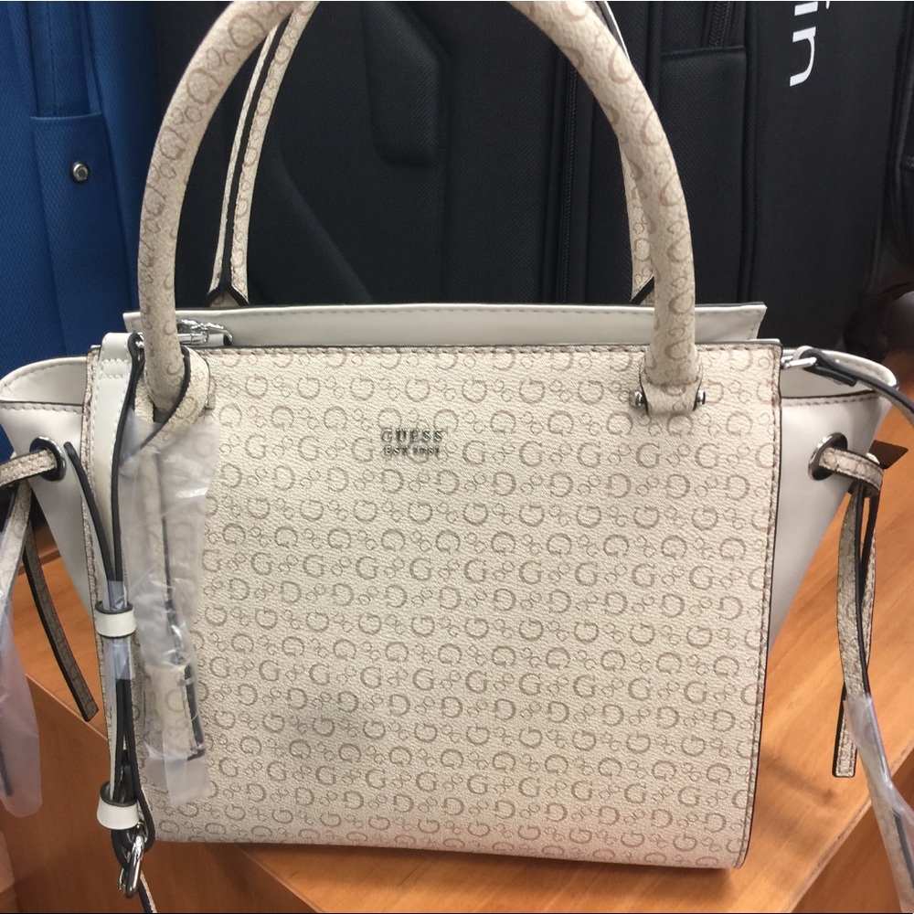 NWT Guess Shoulder Bag Medium Sz Lined Pockets $80